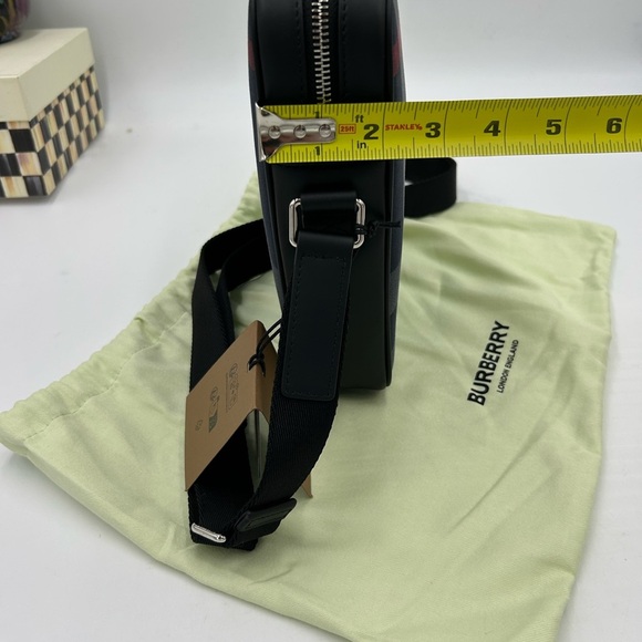 Men's Burberry, paddy  check messenger bag adjustable strap made in Italy - Picture 12 of 12